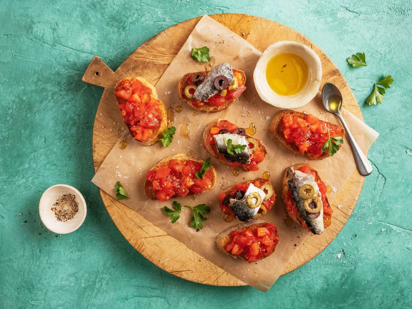 Brötchen mit Tomaten und Sardinen