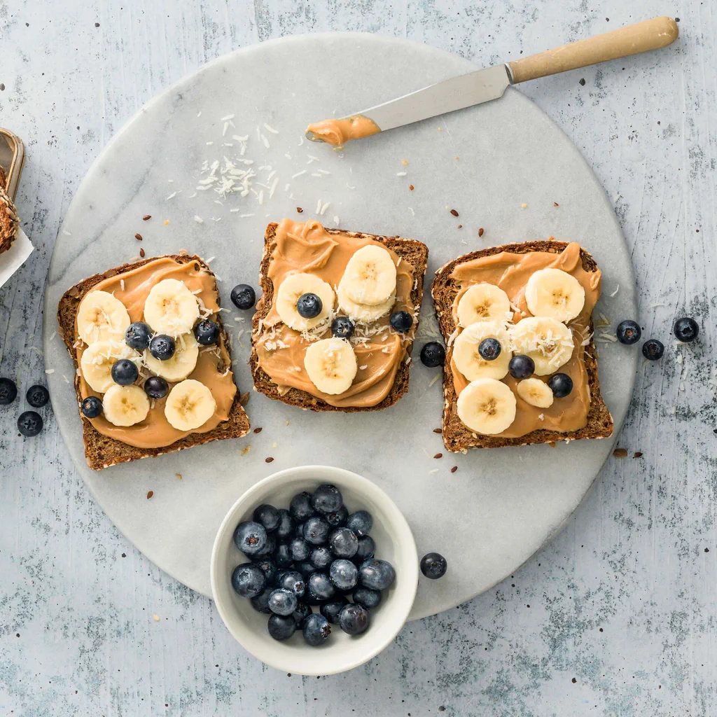 Tartine con burro d’arachidi, banana e mirtilli