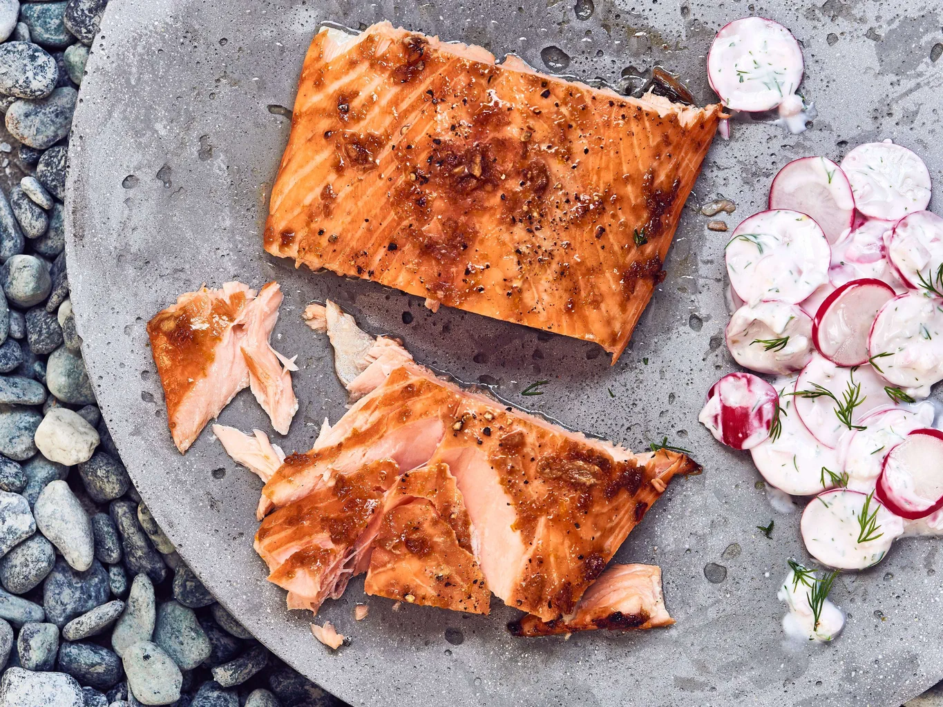 Filetto di salmone su legno di cedro