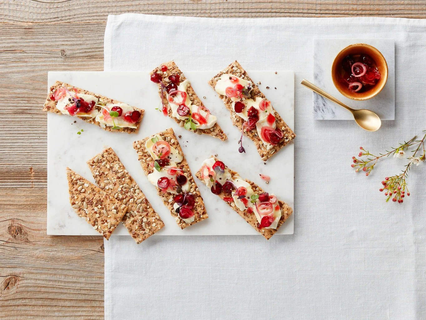 Pane croccante con formaggio e chutney
