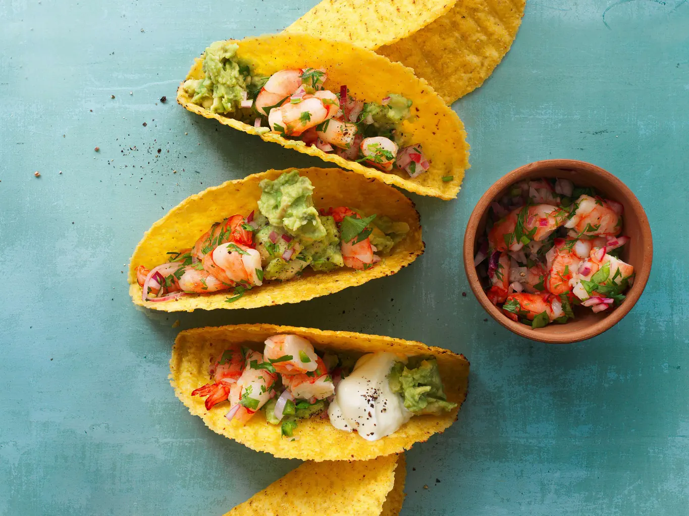 Tacos con gamberetti e crema di avocado