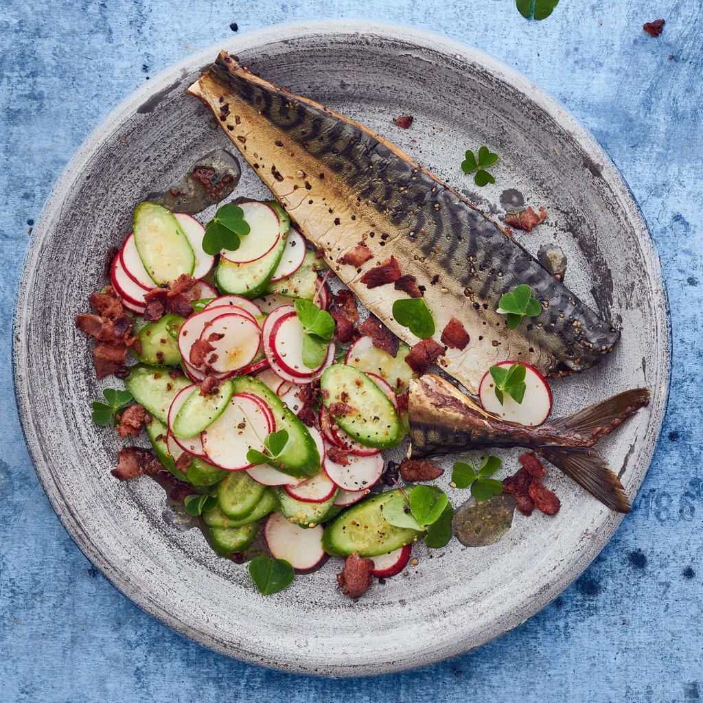Maquereau fumé avec salade et lard émietté