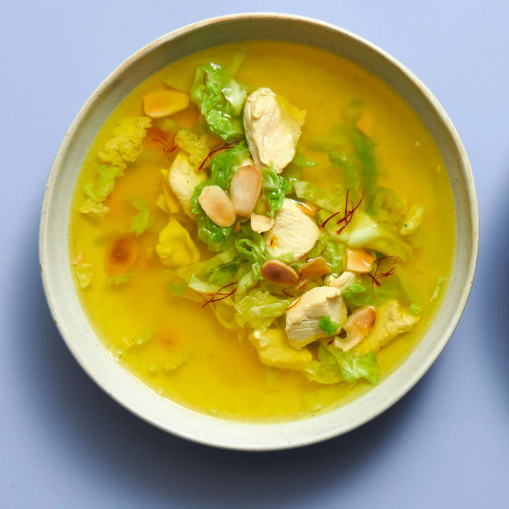 Soupe au safran avec poulet et chou frisé