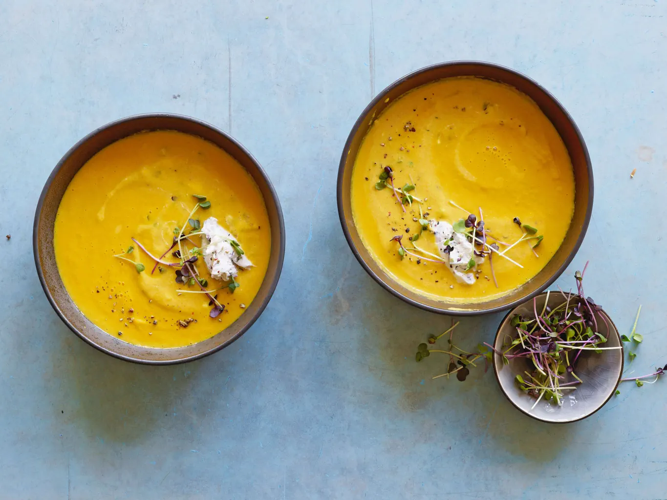 Soupe de carottes au citron vert avec micro-pousses