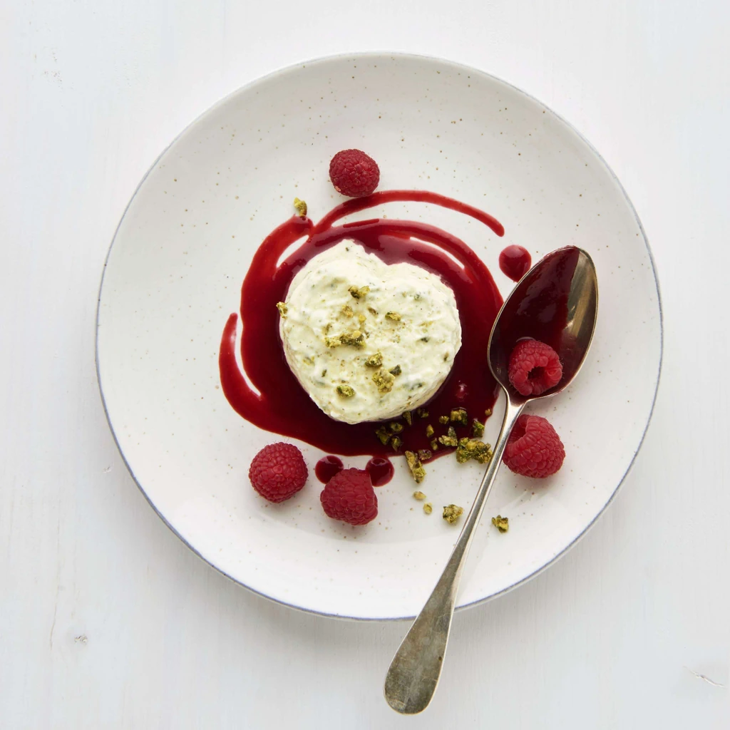 Parfait mit Pistazien-Krokant und Himbeercoulis