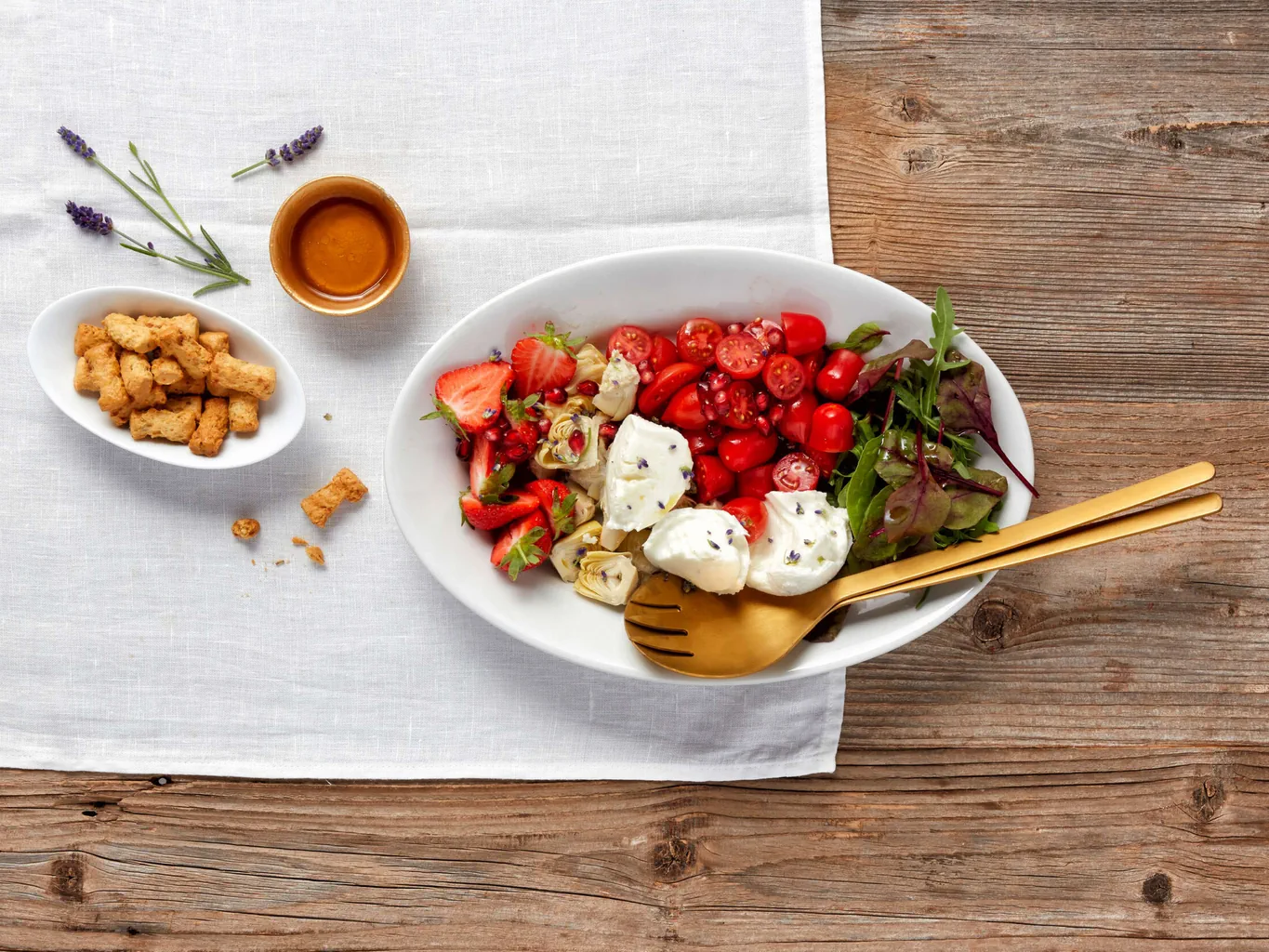 Fruchtiger Salat mit Tomaten und Mozzarella an Zitronen-Lavendel-Dressing