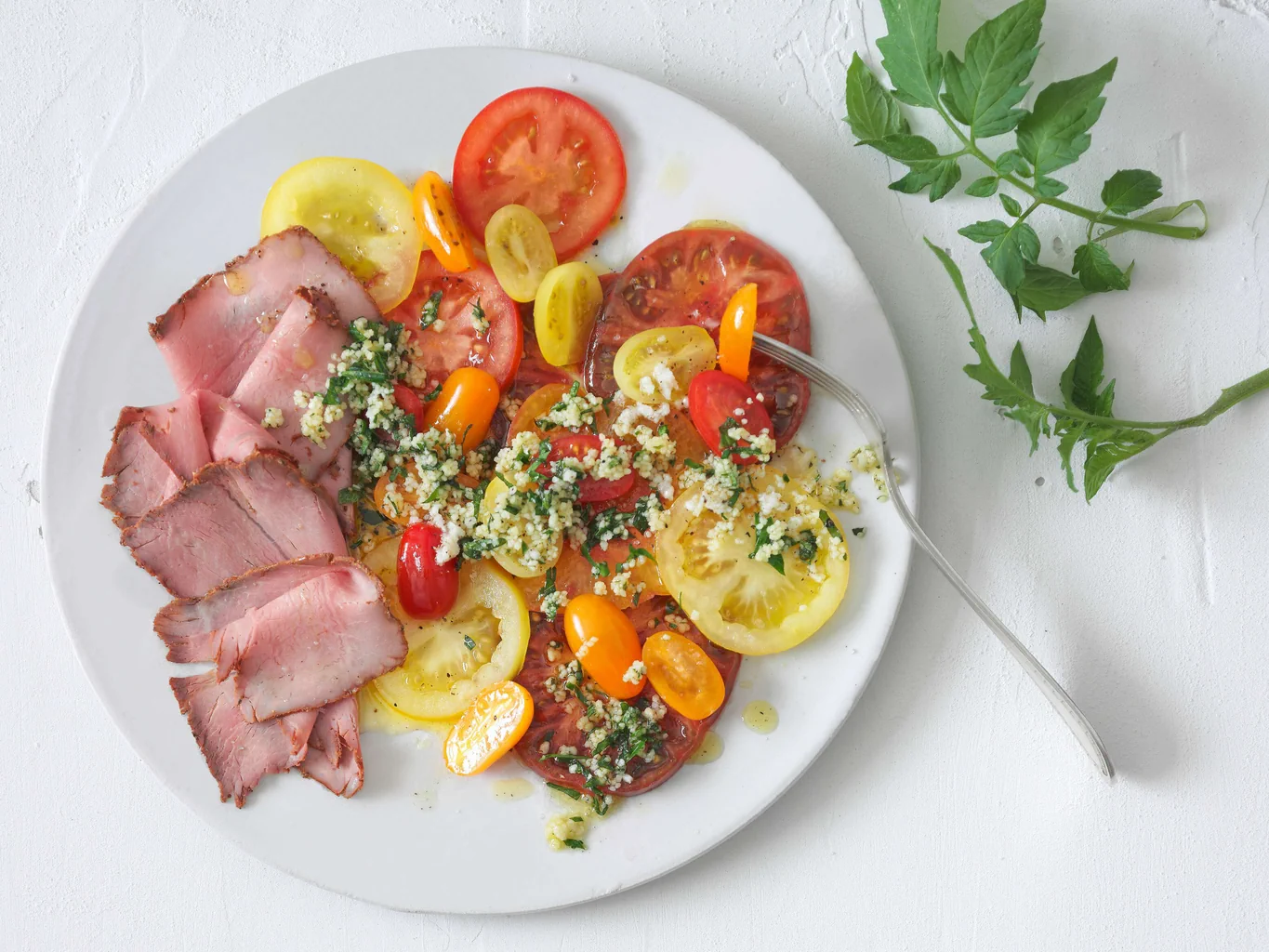 Tomaten mit Roastbeef und Couscous
