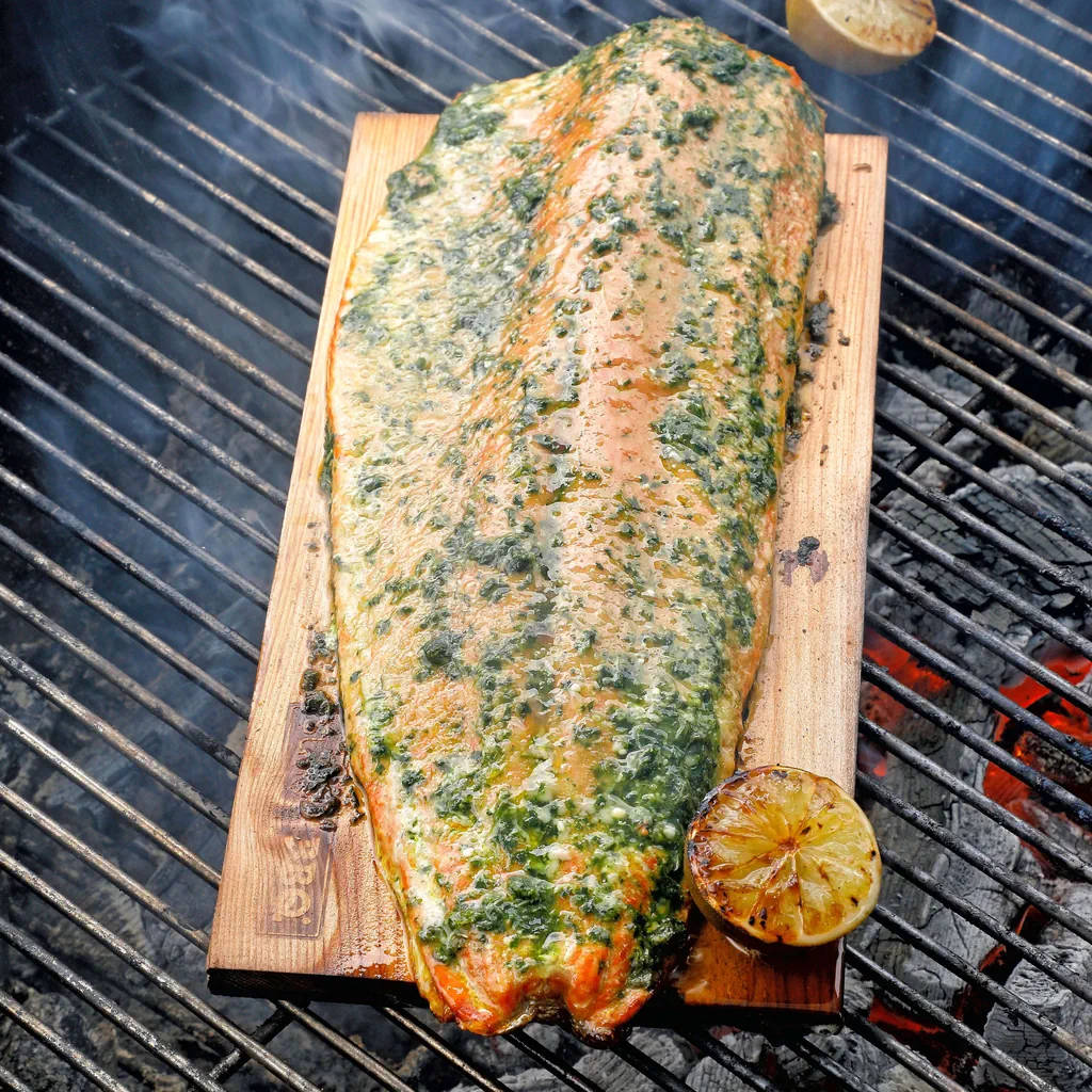 Filetto di salmone su placca per affumicare