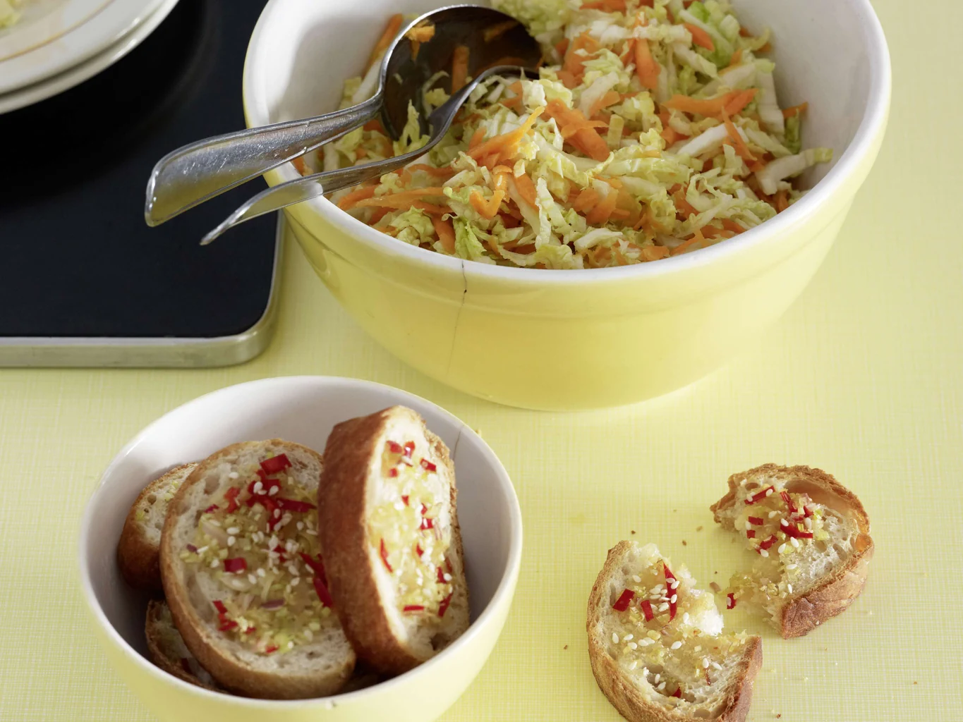 Chinakohl-Salat mit Zitronengras-Crostini