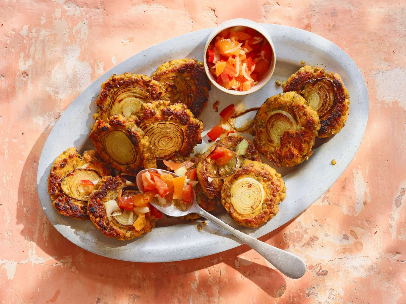 Linsentaler mit Aprikosensalsa