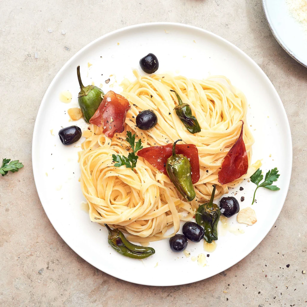 Fettuccine avec jambon cru et olives au four