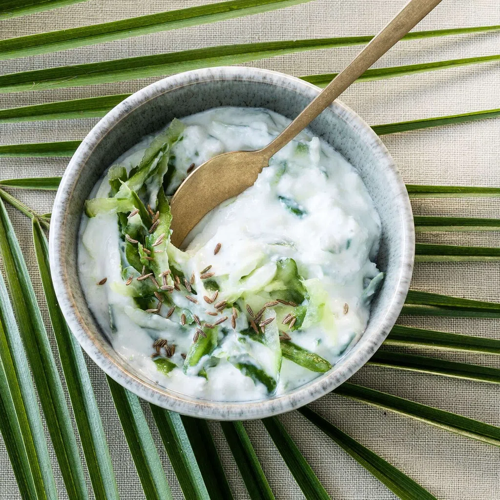 Raita mit Gurke und Kokosnuss