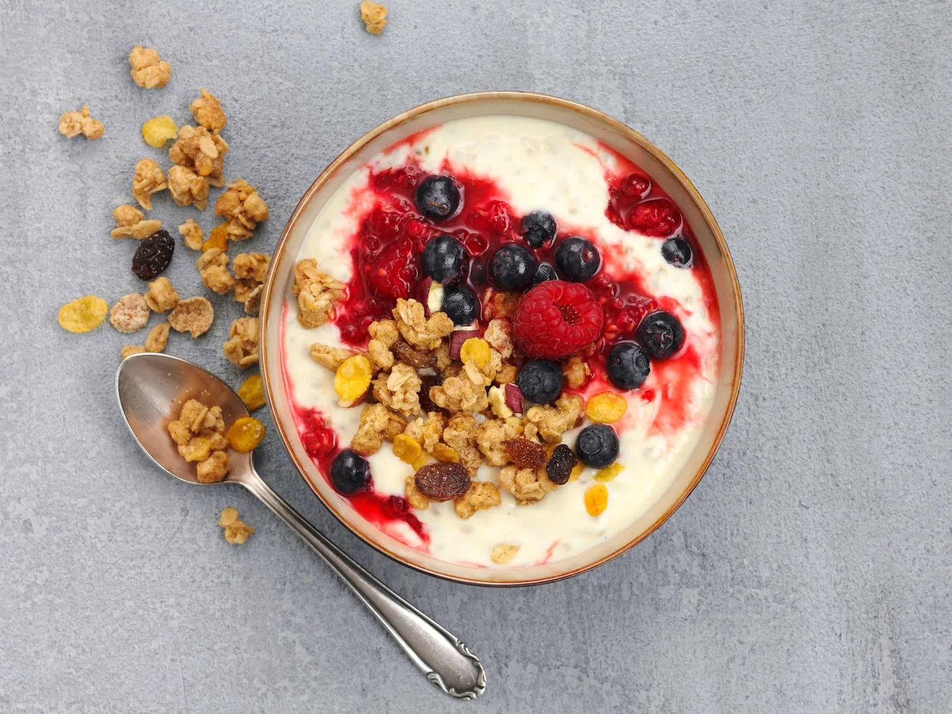Crunchy-Joghurt-Früchte-Bowl