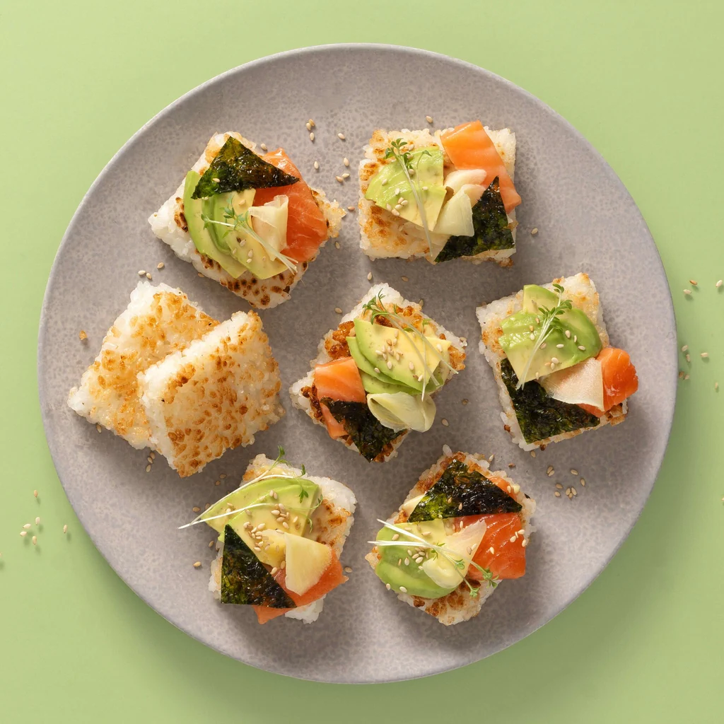 Crispy rice con topping di sushi