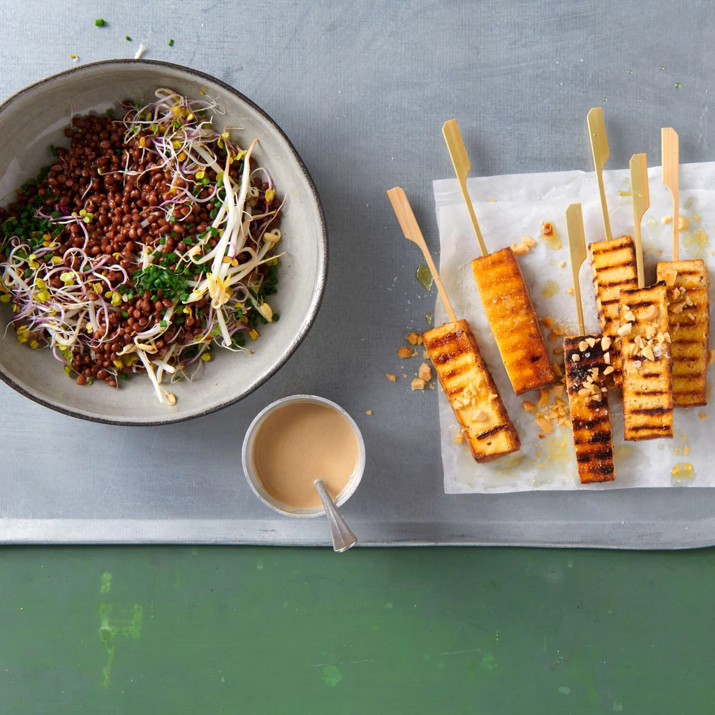 Brochettes de tofu fumé avec lentilles 
