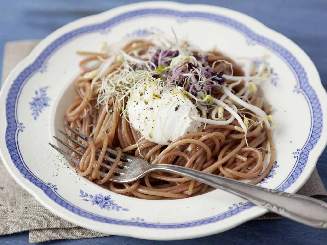 Spaghetti au vin rouge avec pousses et mascarpone