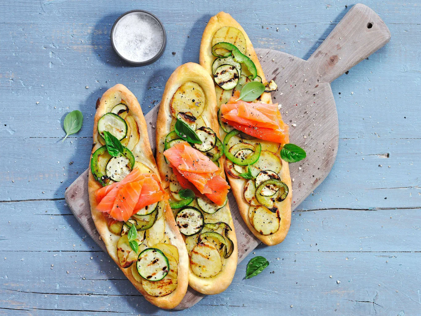 Tarte flambée aux légumes grillée et garnie de saumon