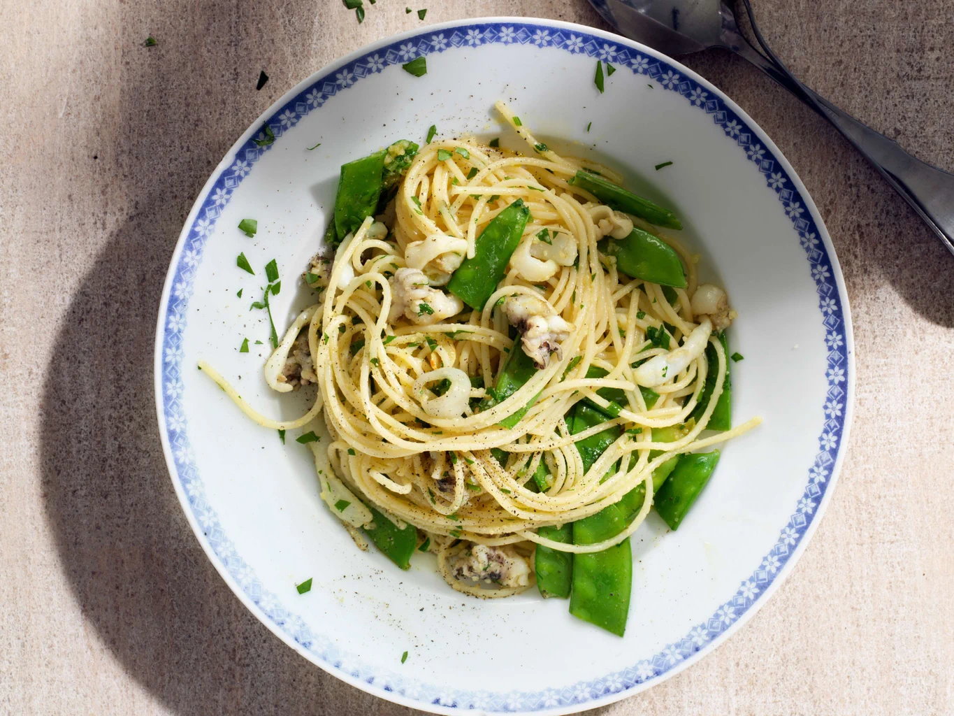 Spaghetti avec ail, pois mange-tout, seiches