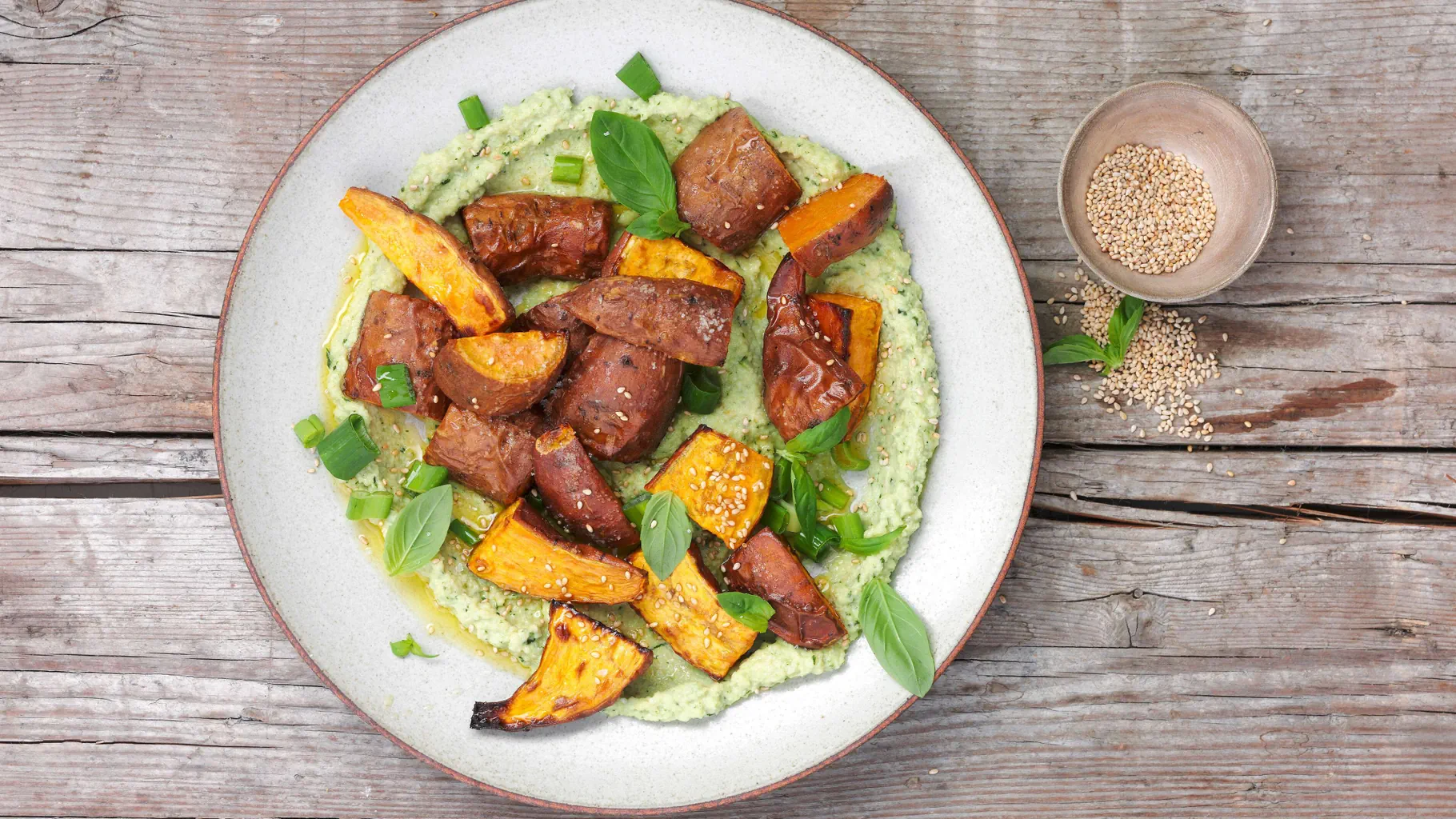 Ofen-Süsskartoffeln auf Cashew-Hummus