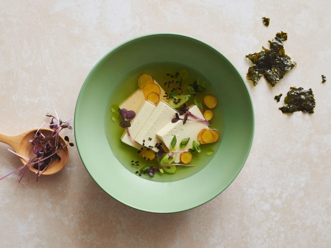 Bouillon mit Ingwer und Seidentofu 