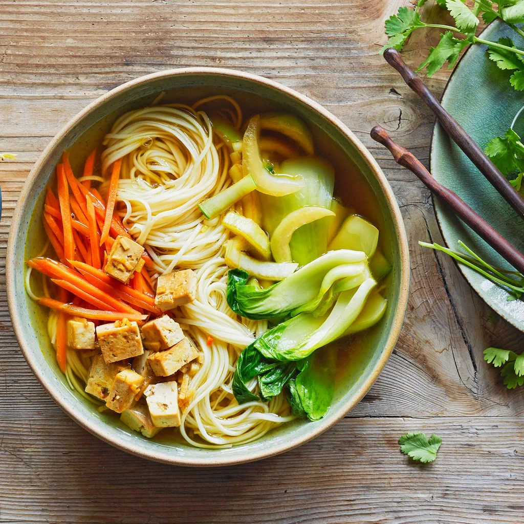 Zuppa asiatica di tagliolini e tofu