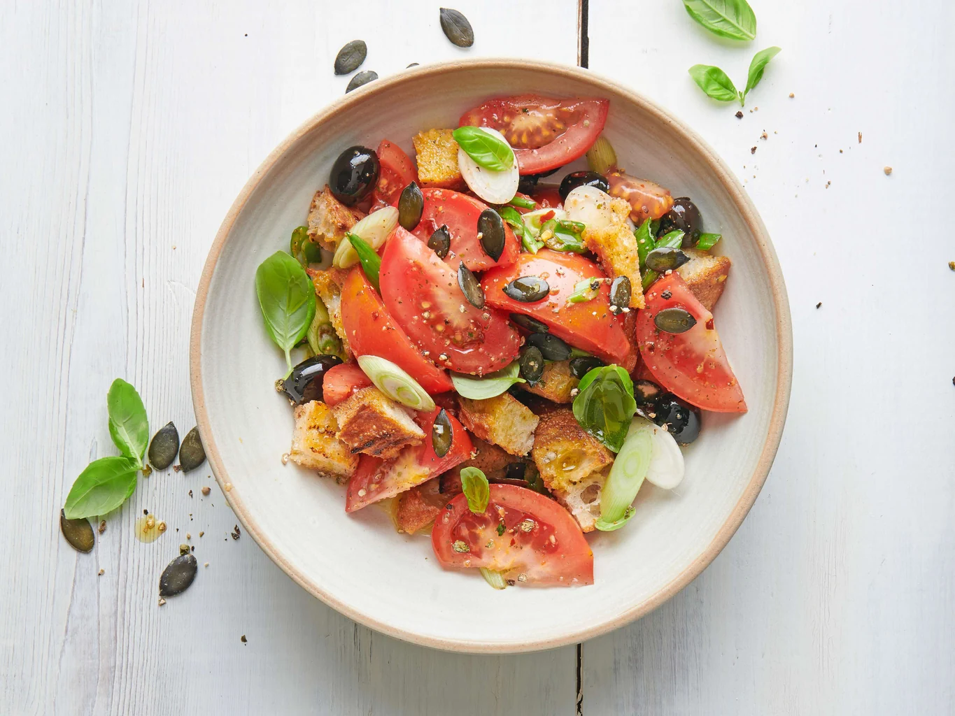 Salade de pain grillé avec tomates