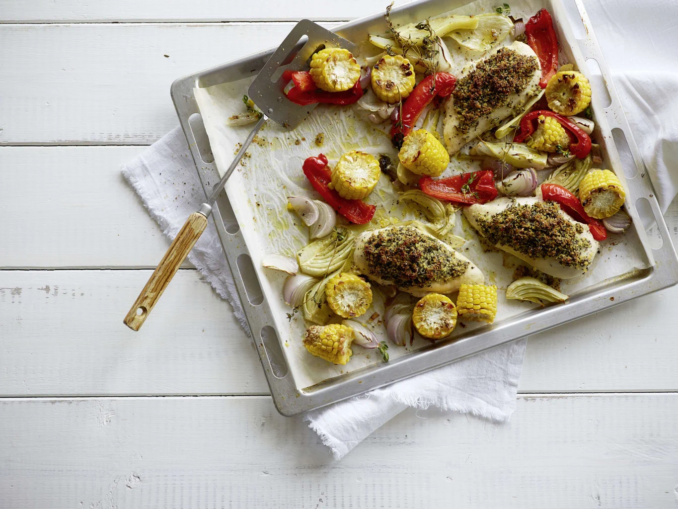 Petti di pollo con panatura alla chia e verdure