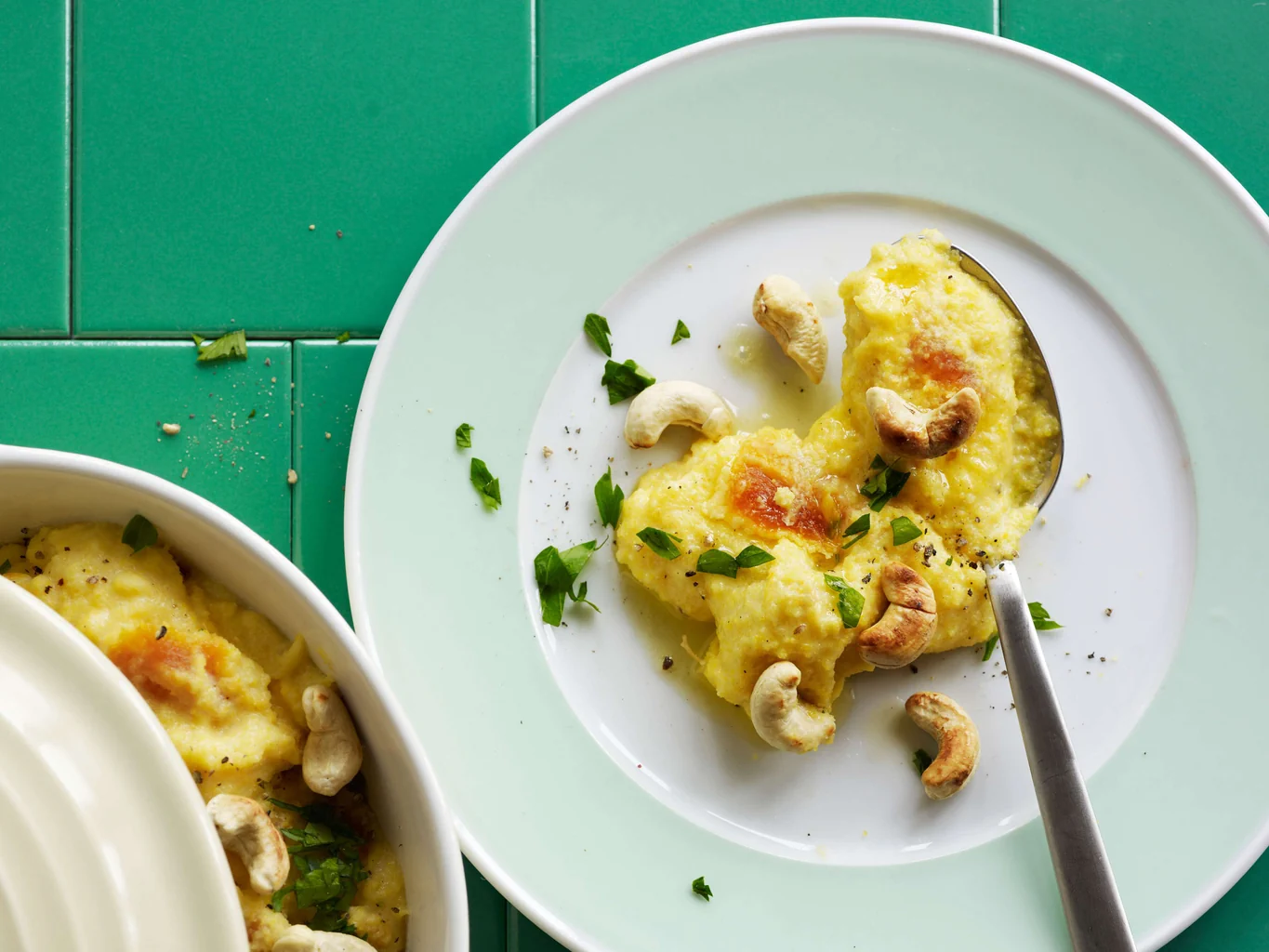 Polenta mit getrockneten Aprikosen und gerösteten Cashewnüssen