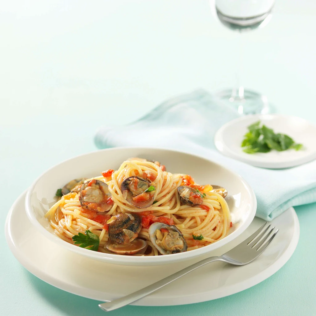 Spaghetti alle vongole avec tomates et fines herbes