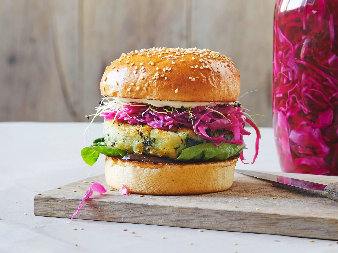 Burger de pommes de terre avec pickles de chou rouge