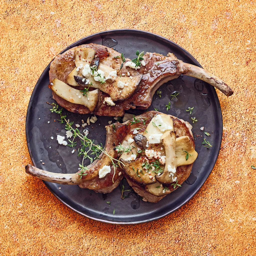 Costolette di maiale con funghi e feta