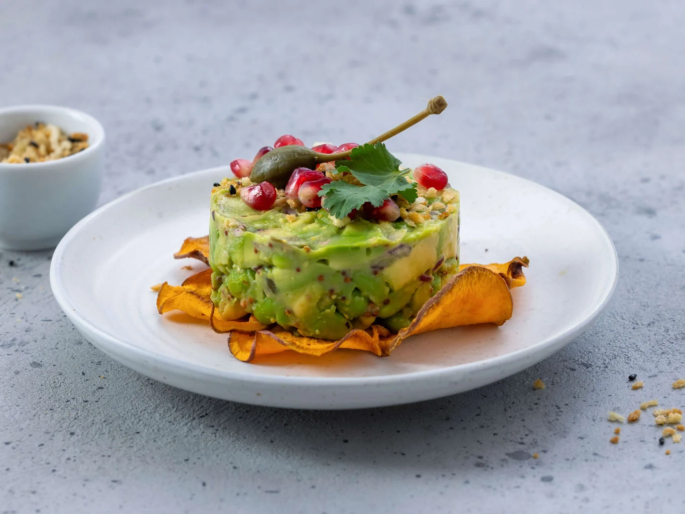 Avocado-Tatar auf Süsskartoffel-Chips