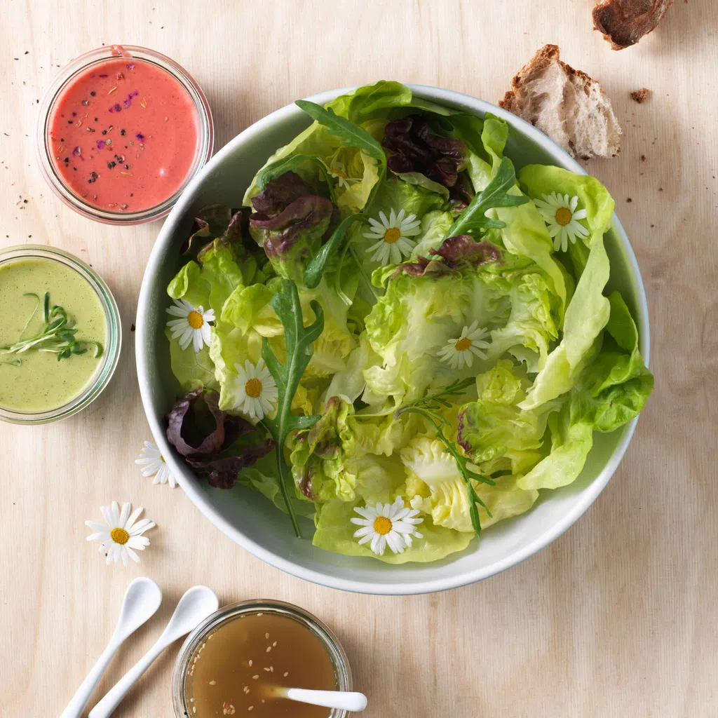 Blattsalat mit dreierlei Dressings