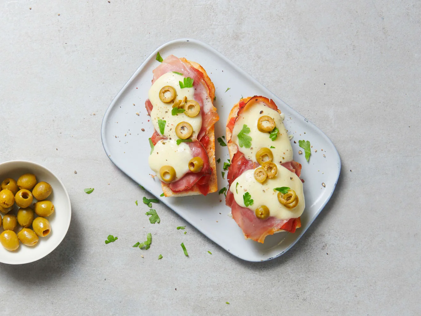 Baguette con mozzarella e prosciutto