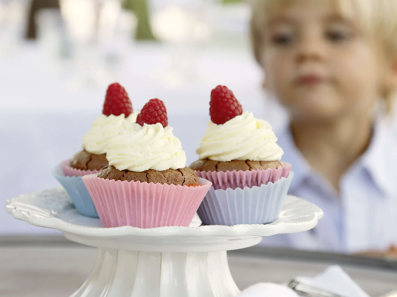 Schokoladen-Muffin mit Rahmhaube