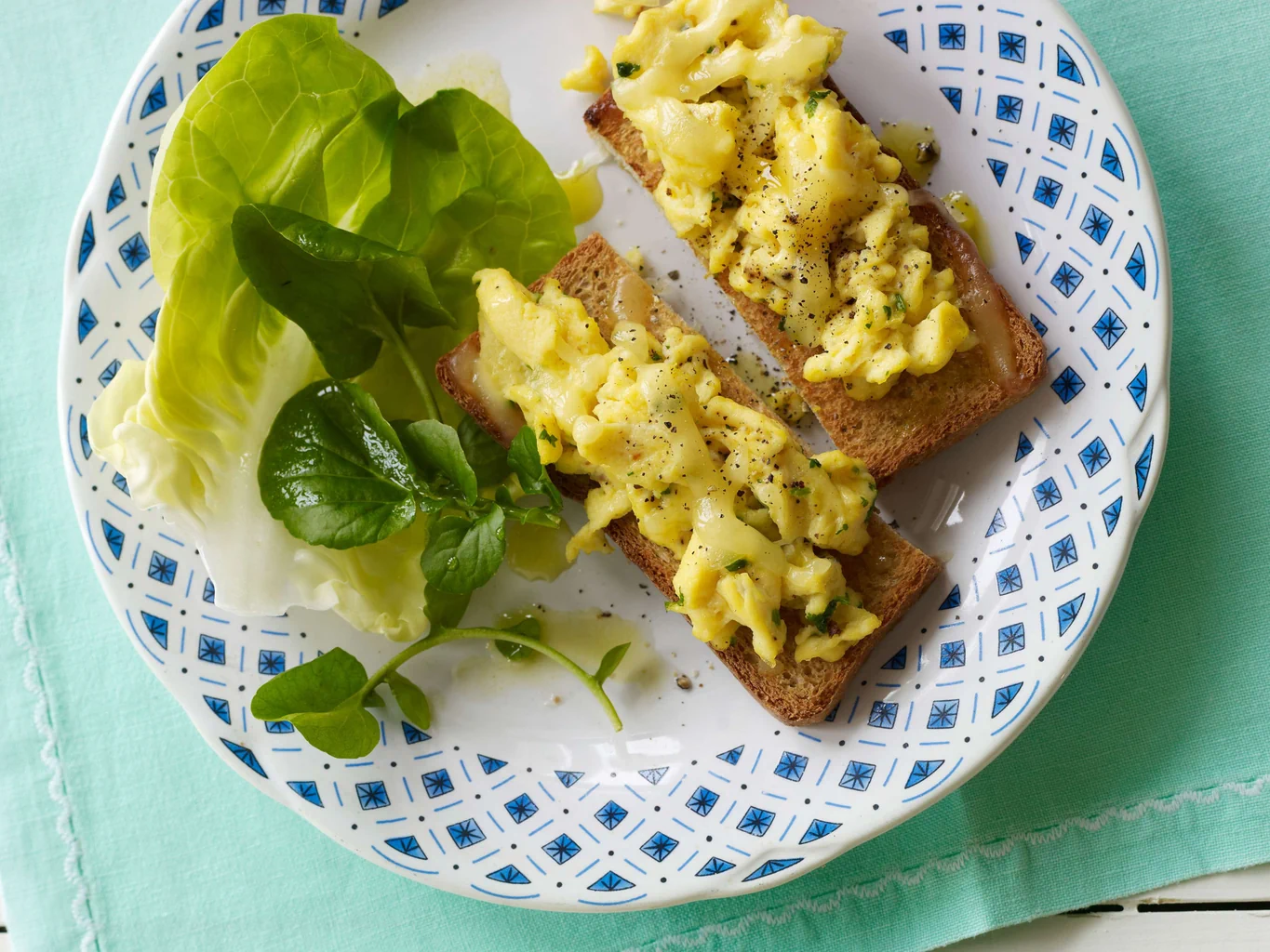 Toast all’uovo strapazzato e al formaggio con insalata