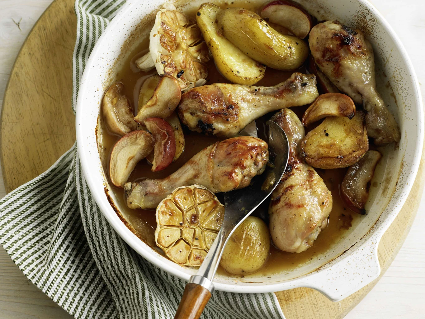 Cosce di pollo al miele con patate e mele
