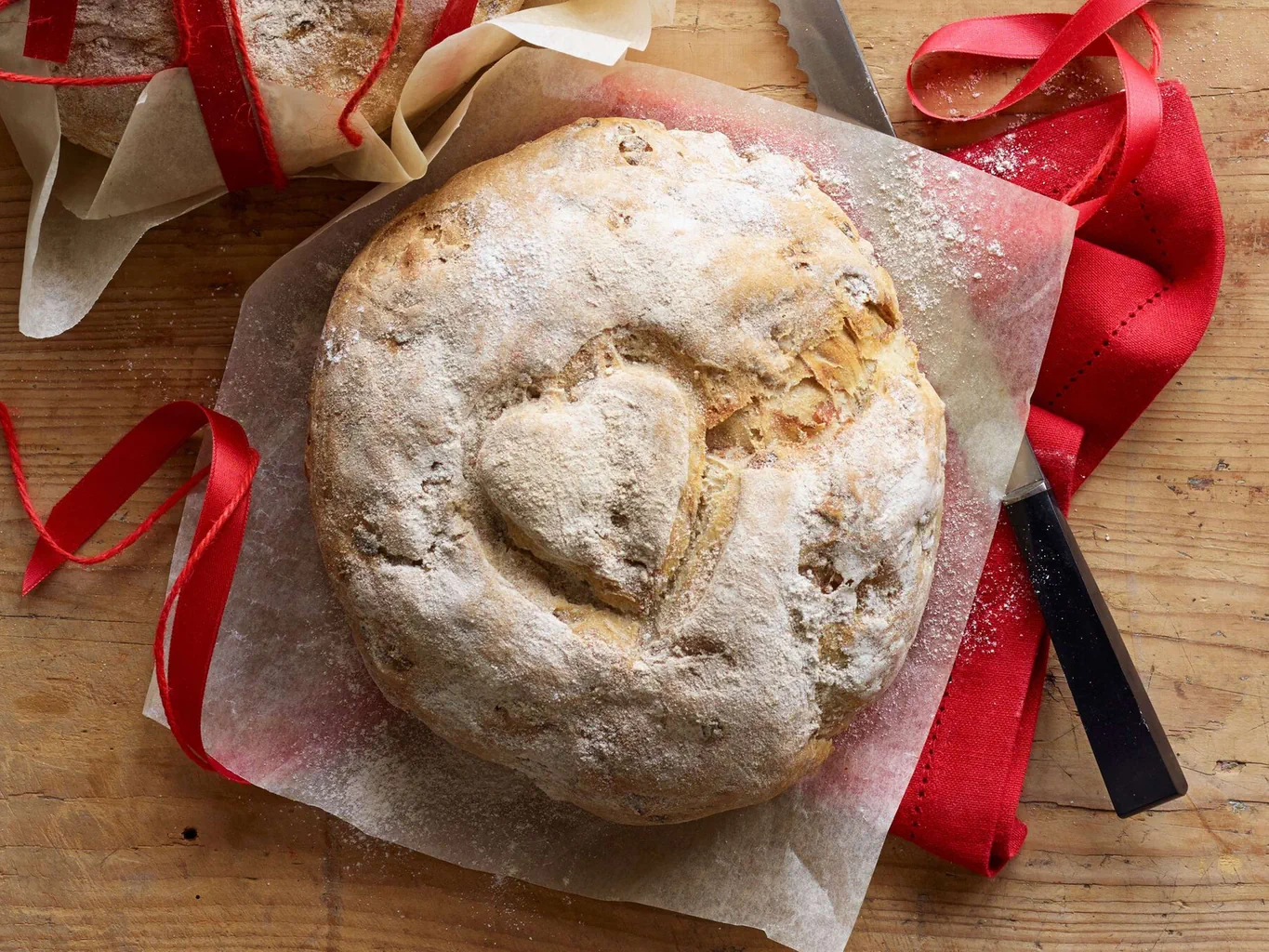 Pane al prosciutto decorato con amore
