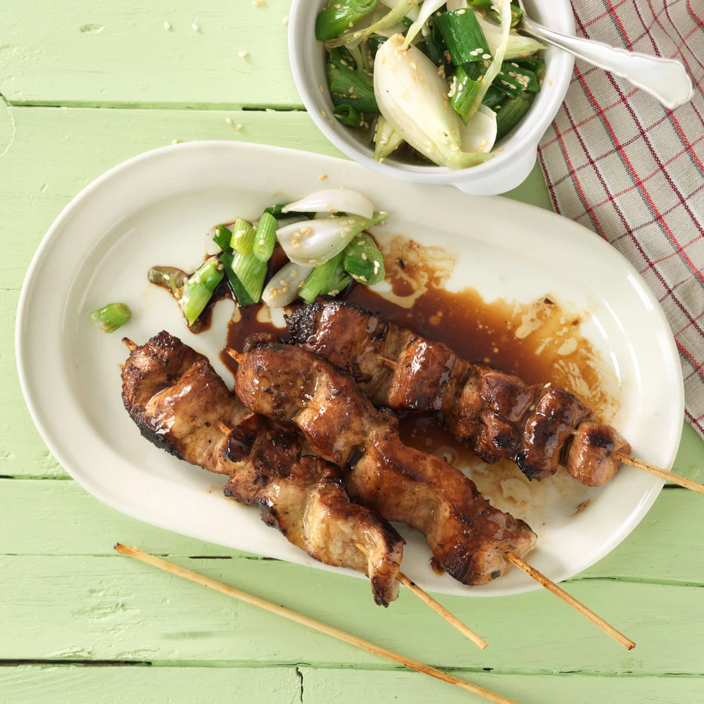 Schweinsspiesse mit Teriyaki-Sauce und Frühlingszwiebeln