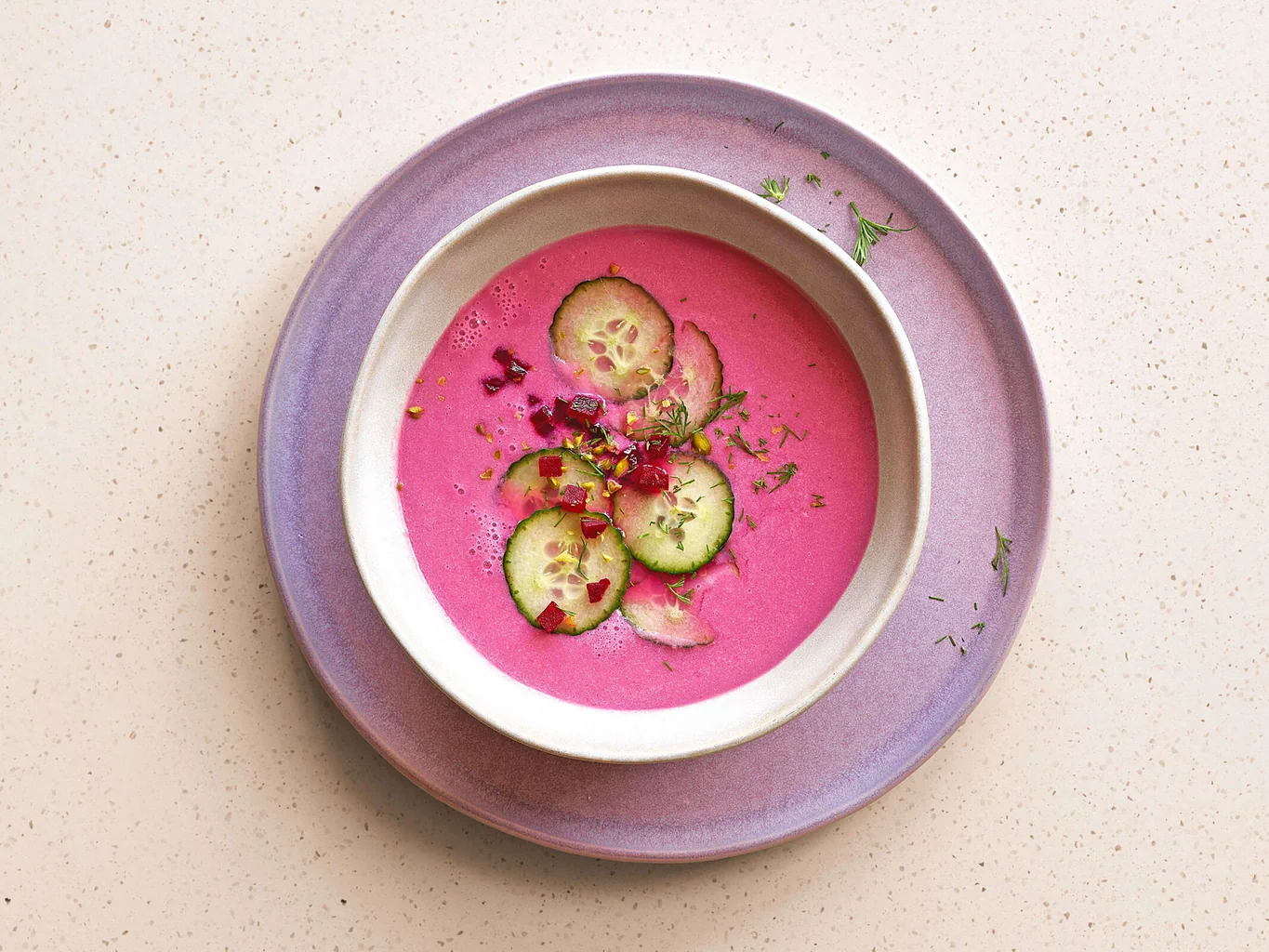 Zuppa fredda di barbabietola e cetriolo