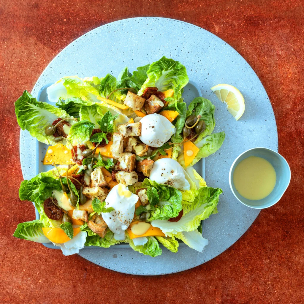 Panzanella à la mangue avec burrata