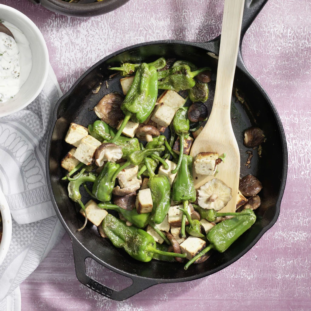Dadolata di tofu con pimientos e funghi