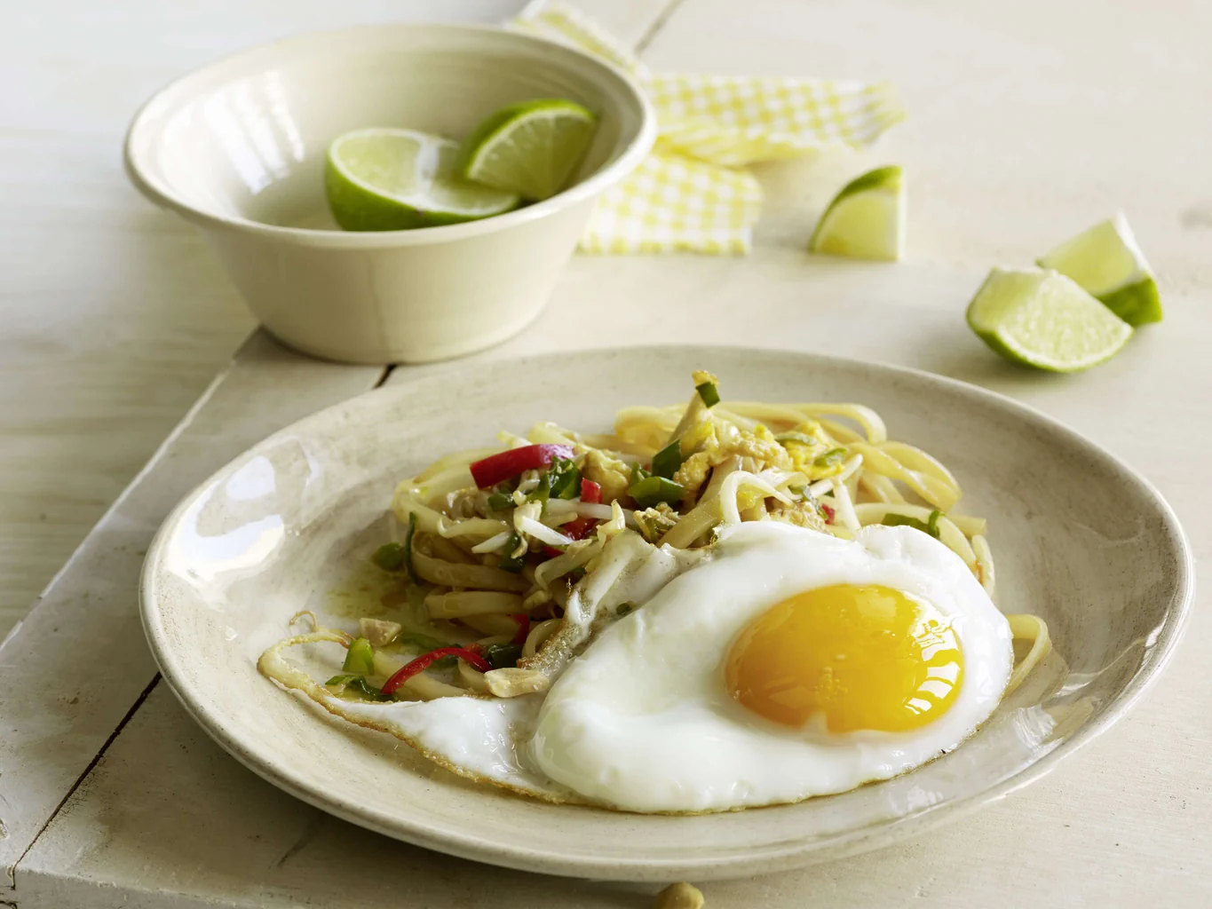 Poêlée de nouilles asiatiques avec œuf au plat