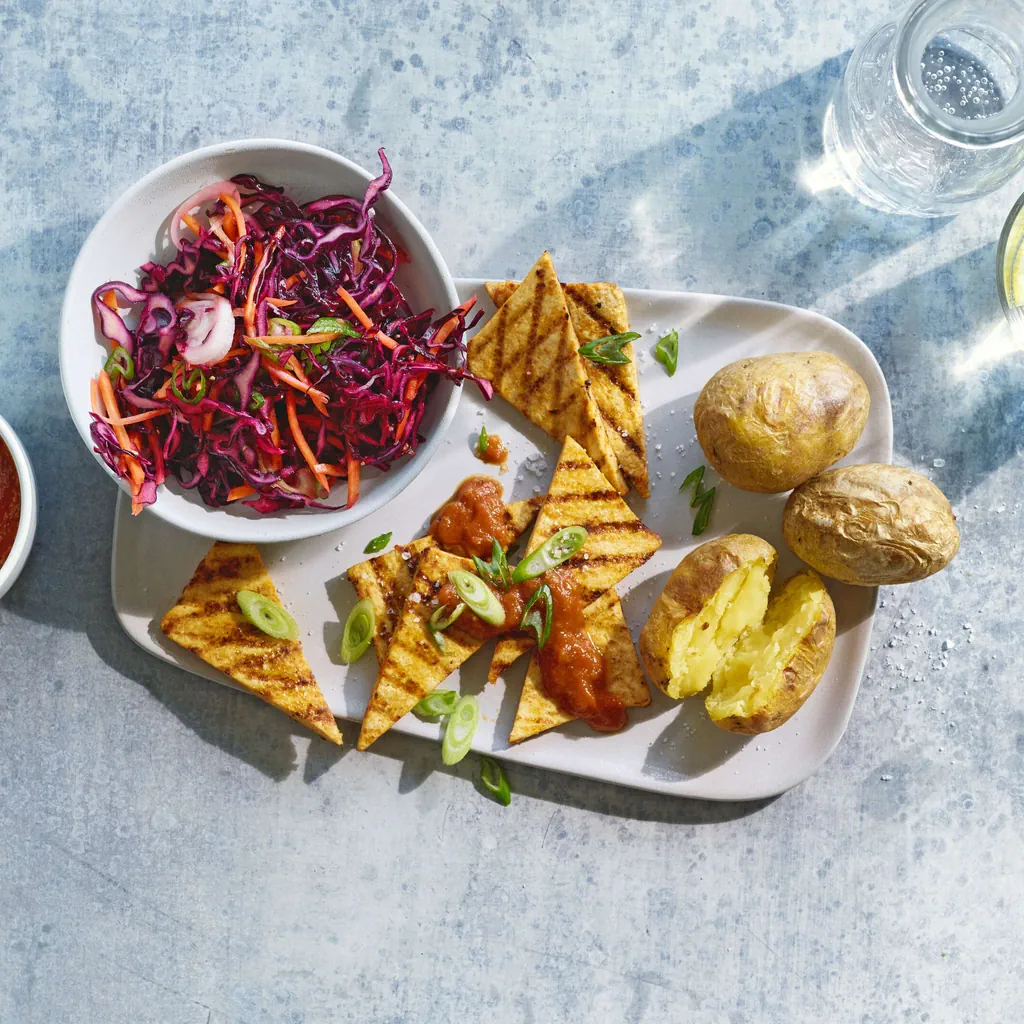 Tofu BBQ con coleslaw e baked potatoes