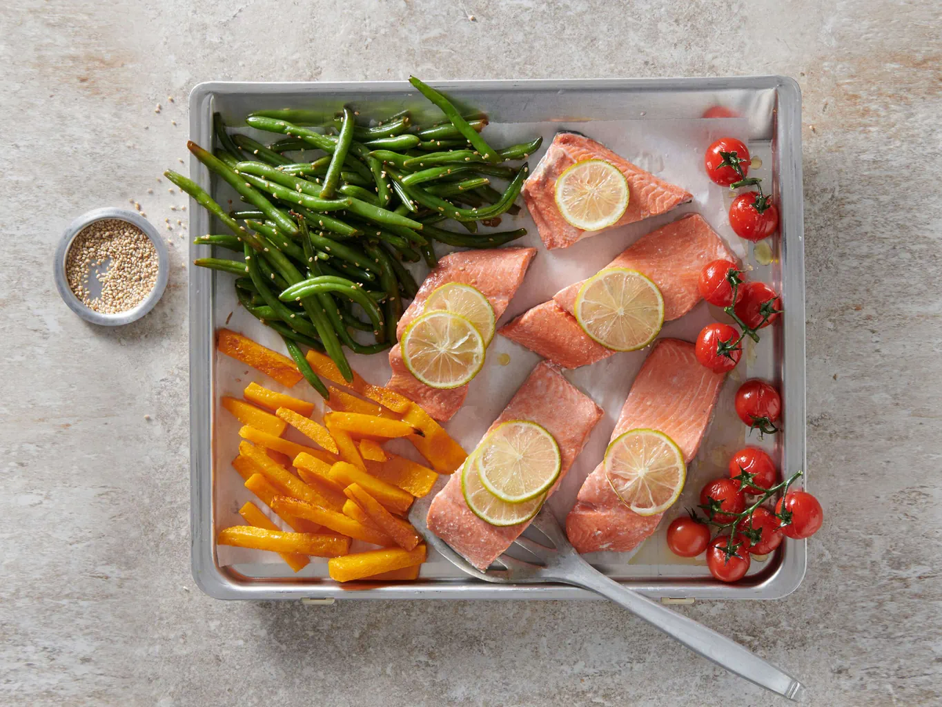 Saumon au citron vert avec haricots au sésame