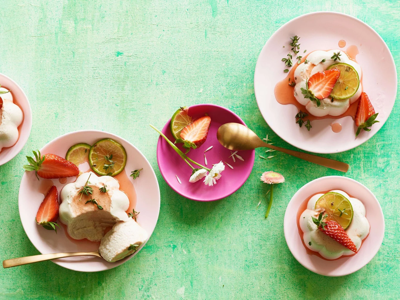Mousse di fragole con sciroppo di limetta al timo