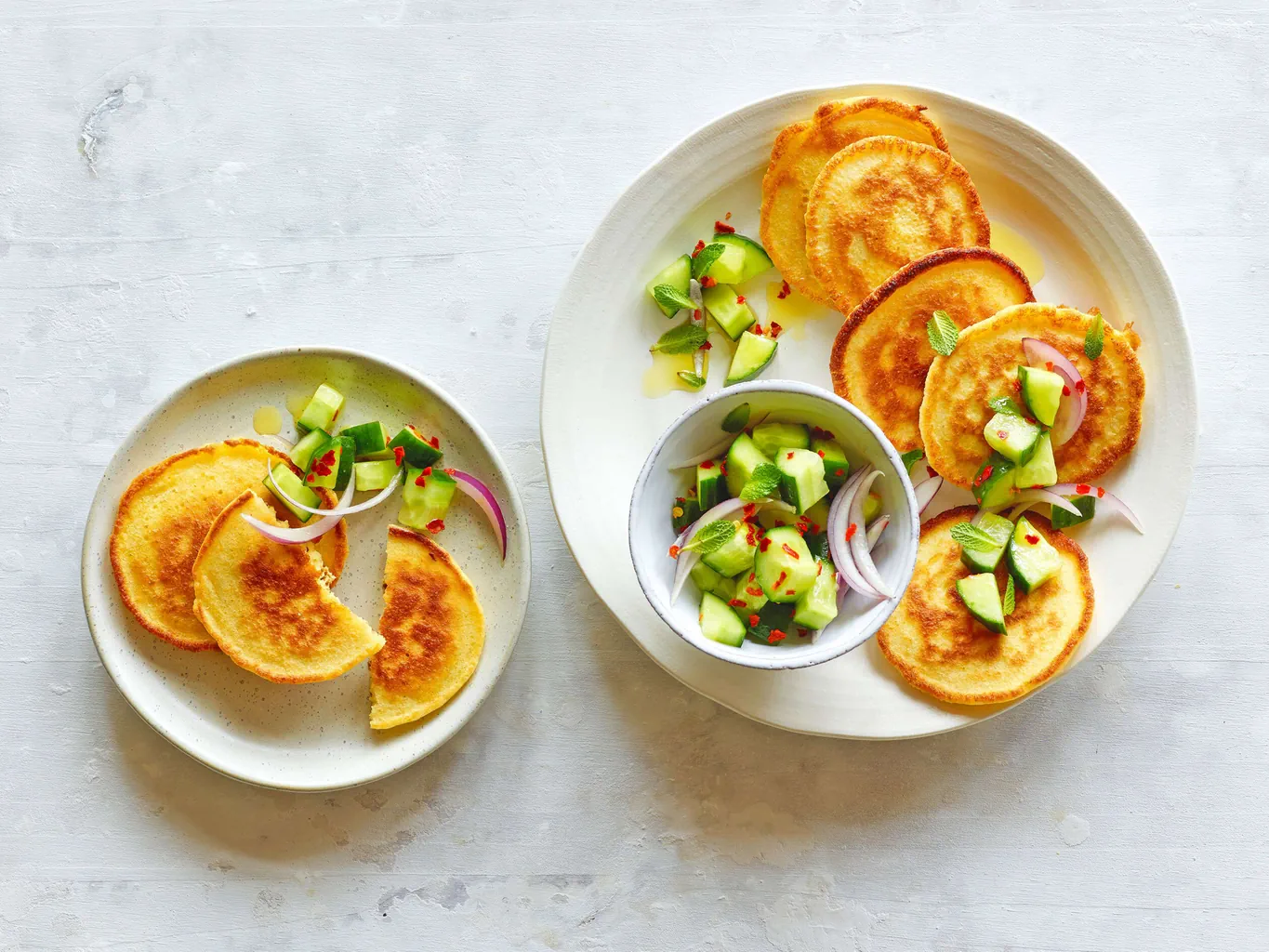 Pancakes de pois chiches avec concombre