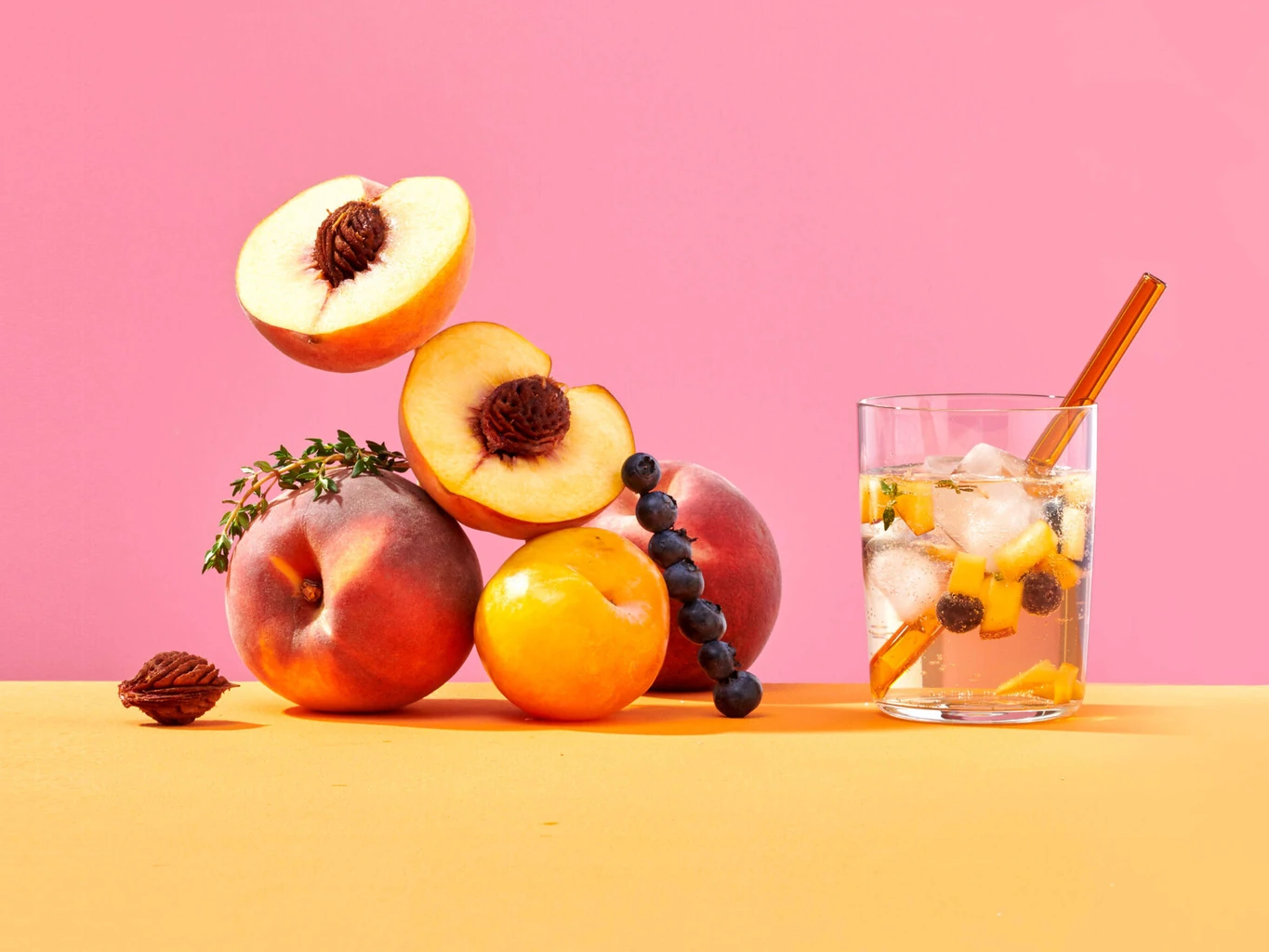 Punch aux fruits à noyau et aux myrtilles