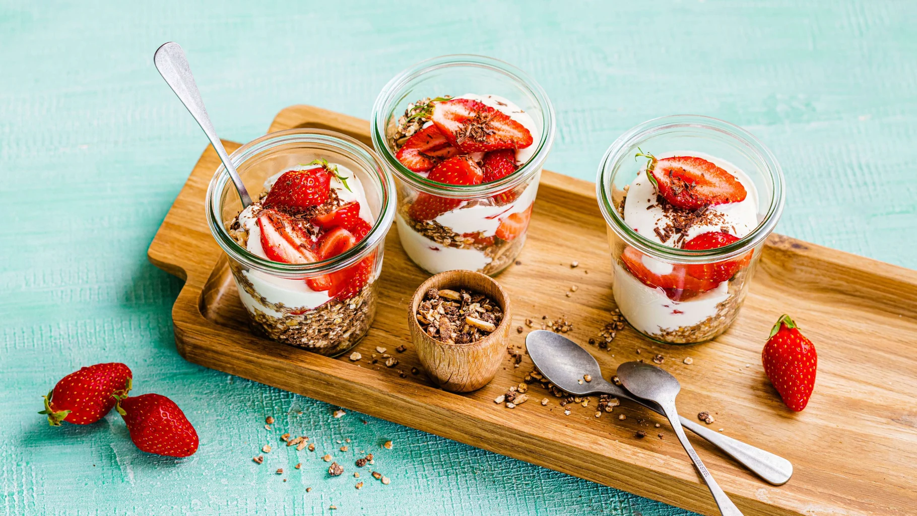 Erdbeeren mit Joghurt und Schokoladengranola
