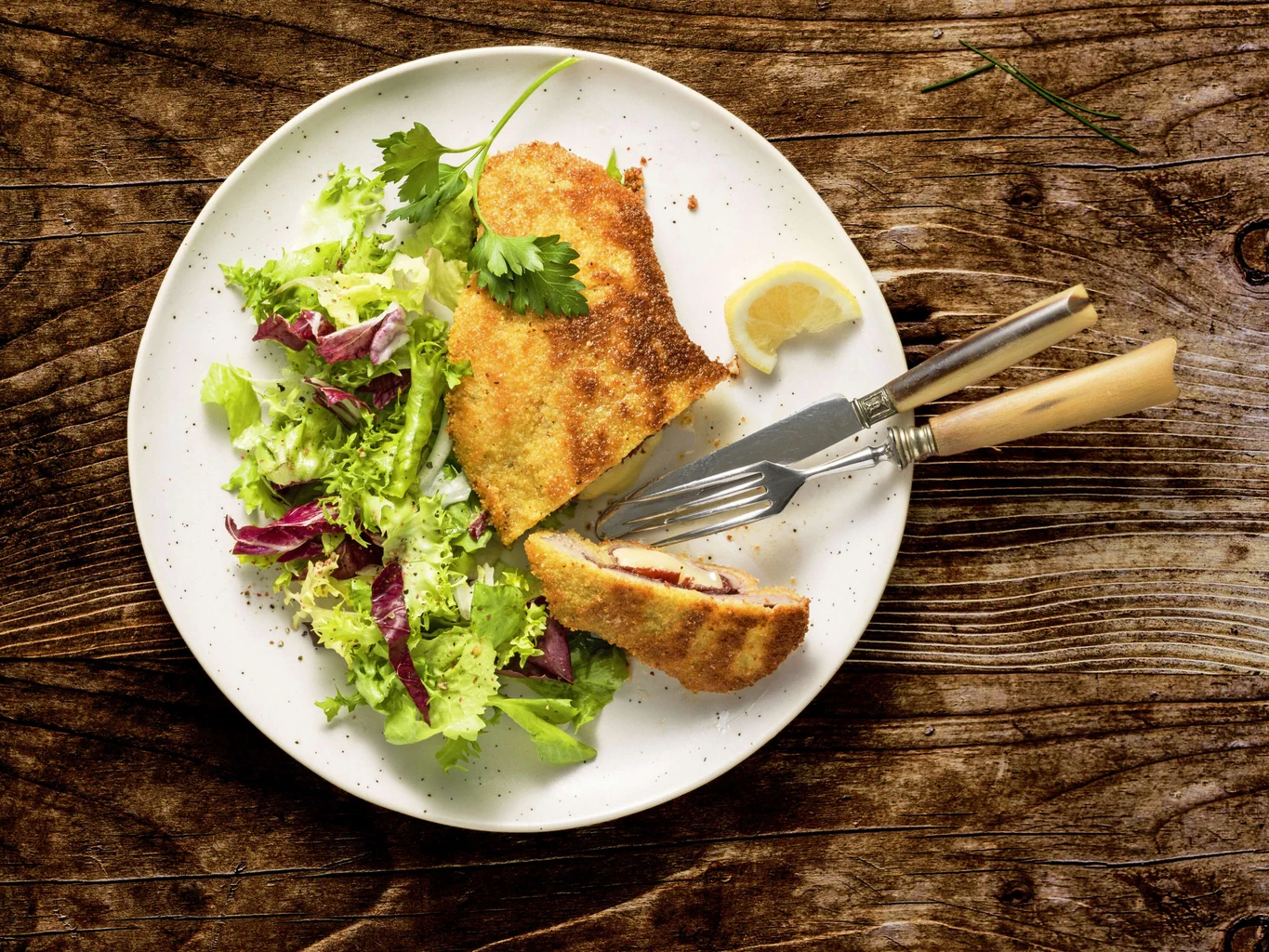 Cordon-bleu de chevreuil avec tilsit et viande séchée des Grisons 